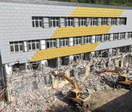 Многоэтажку сносят в предгорье Алматы