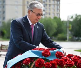 “Я специально приехал“. Токаев возложил цветы к мемориалу Алие Молдагуловой