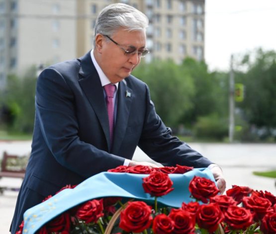 “Я специально приехал“. Токаев возложил цветы к мемориалу Алие Молдагуловой