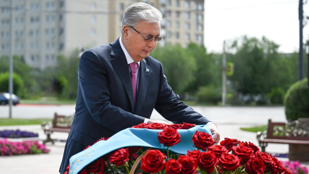 “Я специально приехал“. Токаев возложил цветы к мемориалу Алие Молдагуловой