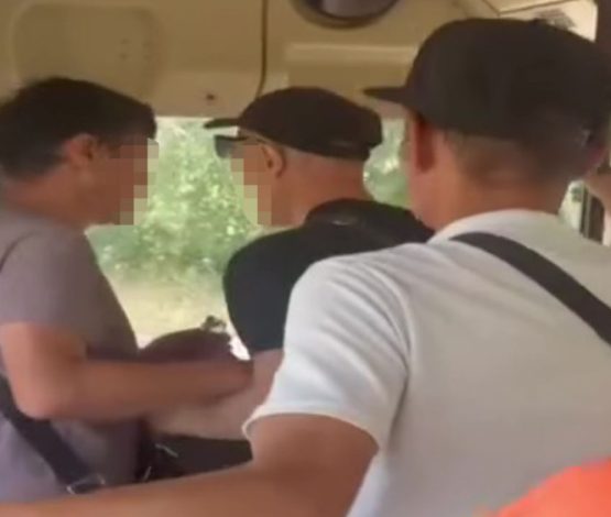 Пассажир ударил водителя автобуса во время движения в Семее