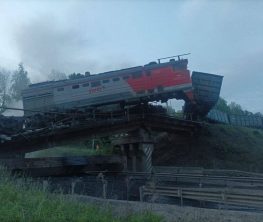 Ресейде пойыз жүріп бара жатқанда темір жол көпірі опырылып түсті, қаза тапқандар бар