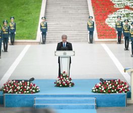 Президент Мемлекеттік ту көтеру рәсіміне қатысты