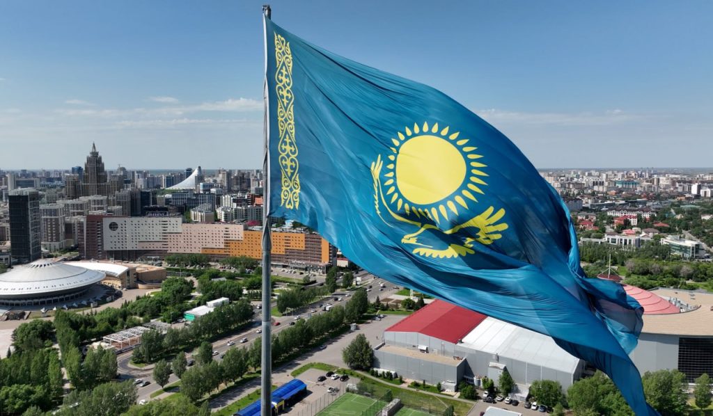 Президент Мемлекеттік ту көтеру рәсіміне қатысты