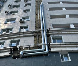 Суд обязал чиновника убрать вентиляцию в столичном ЖК