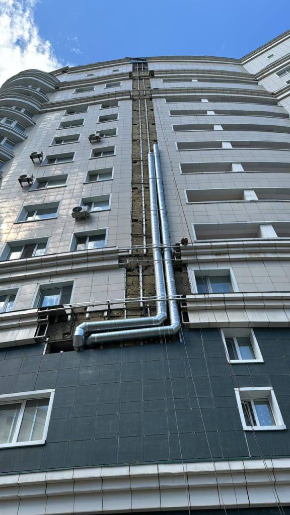 Суд обязал чиновника убрать вентиляцию в столичном ЖК