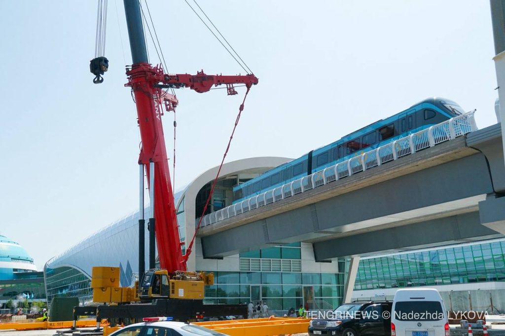 Первые вагоны LRT поставили на рельсы в Астане