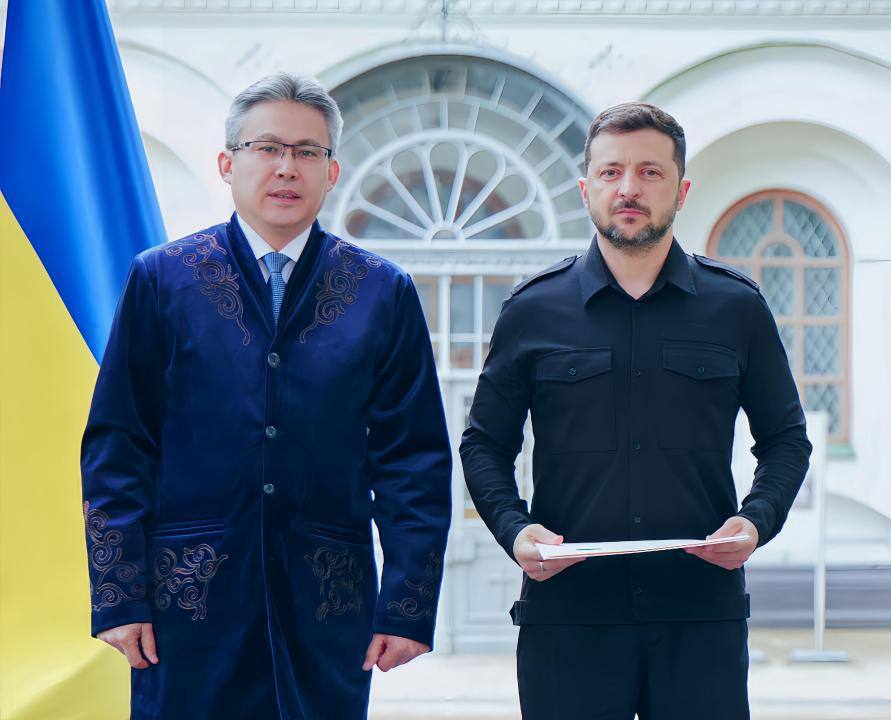 Қазақстан елшісі Зеленскийге сенім грамоталарын тапсырды