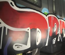 Астанада белгісіз біреулер LRT вагондарын бояп кеткен
