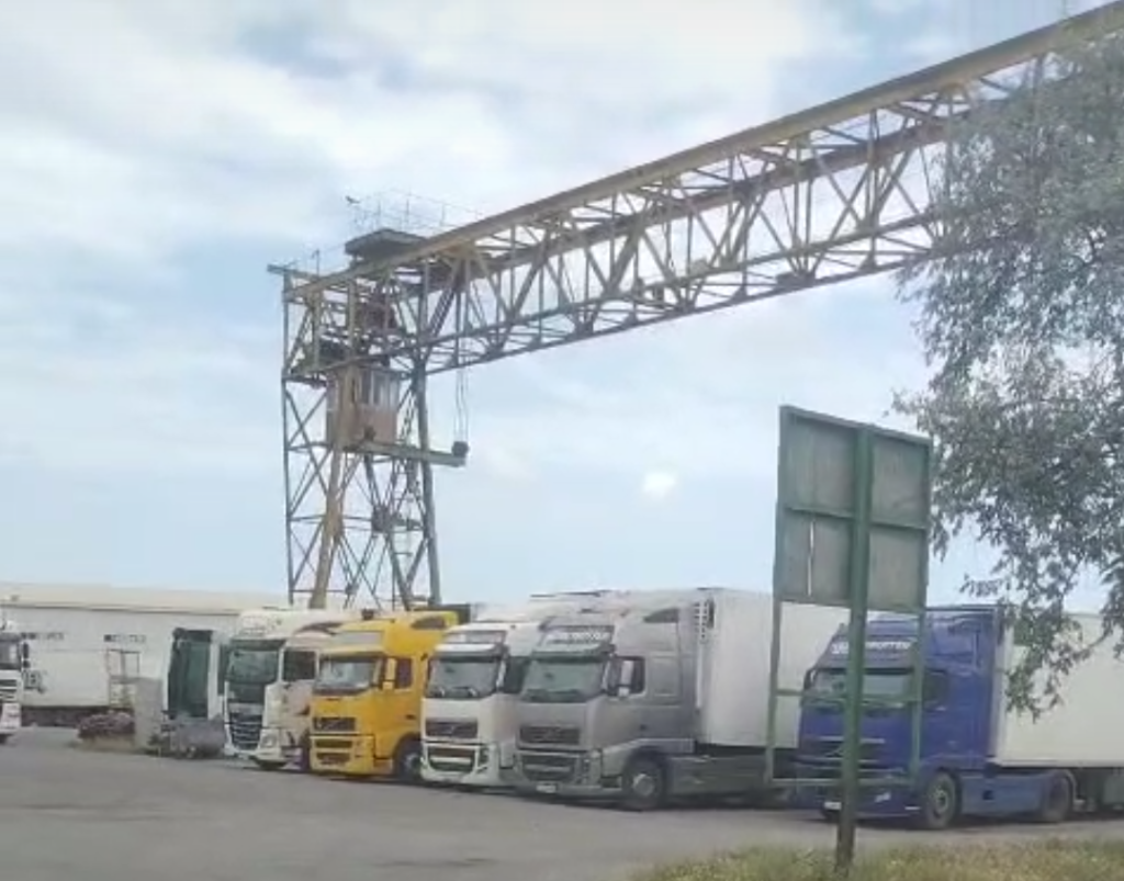 «Фурада жатқанымa бесінші күн»: Шекарада қалған қазақстандық жүргізуші көмек сұрайды