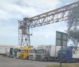«Фурада жатқанымa бесінші күн»: Шекарада қалған қазақстандық жүргізуші көмек сұрайды