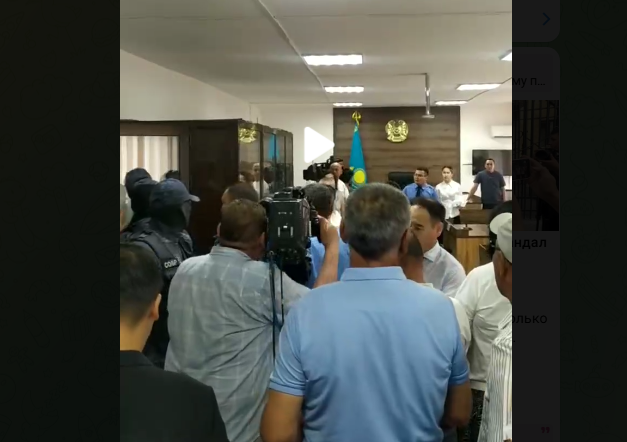Шерзат ісі: Үкім оқылғаннан кейін сот залында жанжал шықты