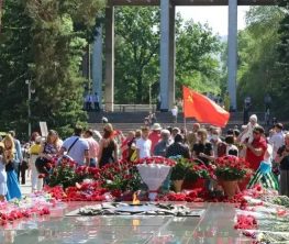9 май және қызыл жұлдыз белгісі бар қызыл ту көтеру арандатушылық па?