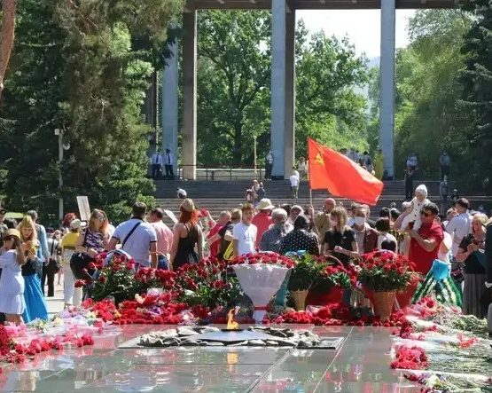 9 май және қызыл жұлдыз белгісі бар қызыл ту көтеру арандатушылық па?