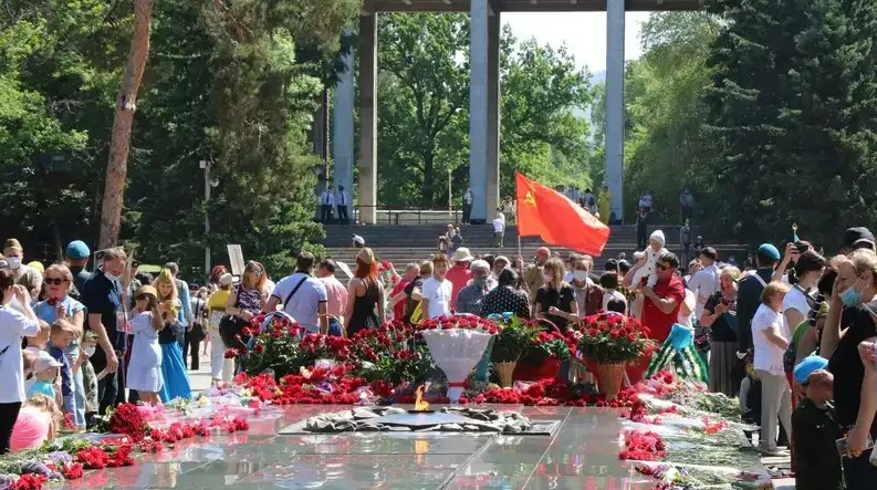 9 май және қызыл жұлдыз белгісі бар қызыл ту көтеру арандатушылық па?