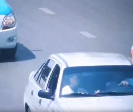 Шымкентте полицей жүріп бара жатқан көлікке секіріп мінген (ВИДЕО)