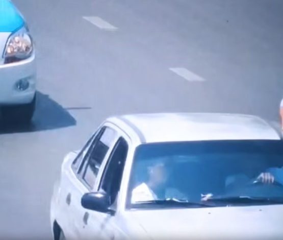 Шымкентте полицей жүріп бара жатқан көлікке секіріп мінген (ВИДЕО)