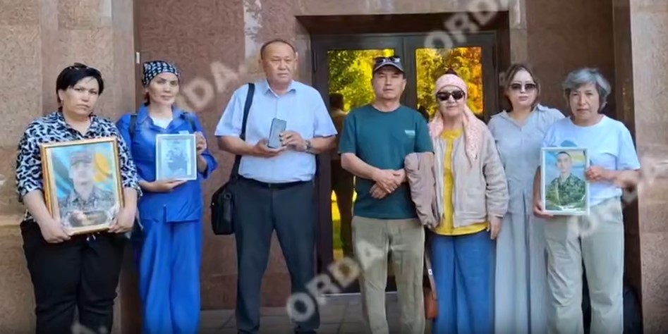 Әскерде қаза тапқан сарбаздардың ата-аналары Тоқаевқа үндеу жасады