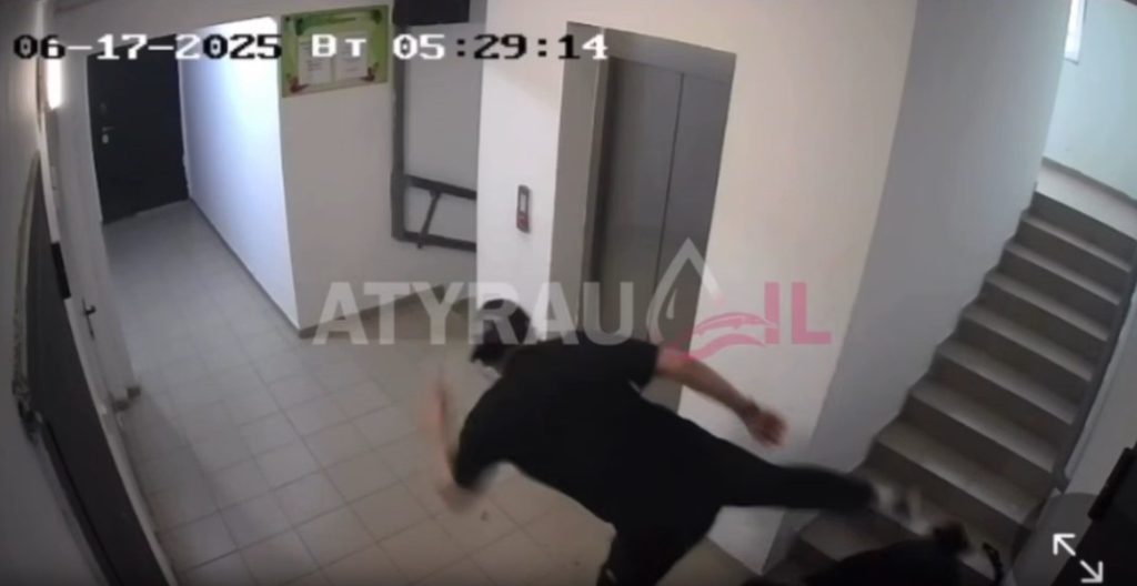 Атырауда ер адам никаб киген әйелді ұрып-соқты