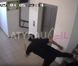 Атырауда ер адам никаб киген әйелді ұрып-соқты