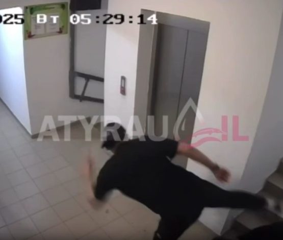 Атырауда ер адам никаб киген әйелді ұрып-соқты