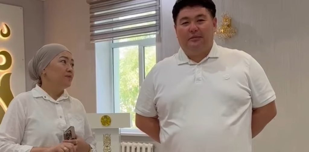 Әнші мен филармония директоры татуласқандарын мәлімдеді