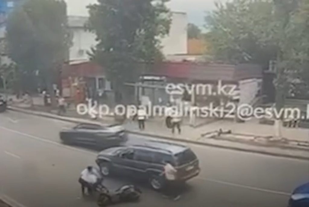 Алматыда мопед ұрлаған күдікті қашу кезінде полицейді бірнеше метрге сүйреп әкетті (Видео)