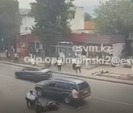 Алматыда мопед ұрлаған күдікті қашу кезінде полицейді бірнеше метрге сүйреп әкетті (Видео)