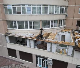 В Алматы сносят пристройку к ЖК