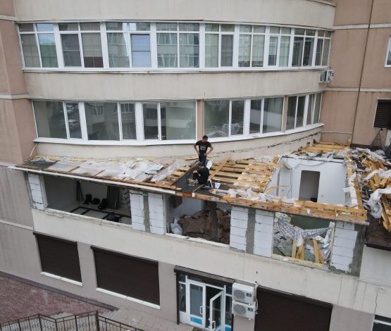 В Алматы сносят пристройку к ЖК